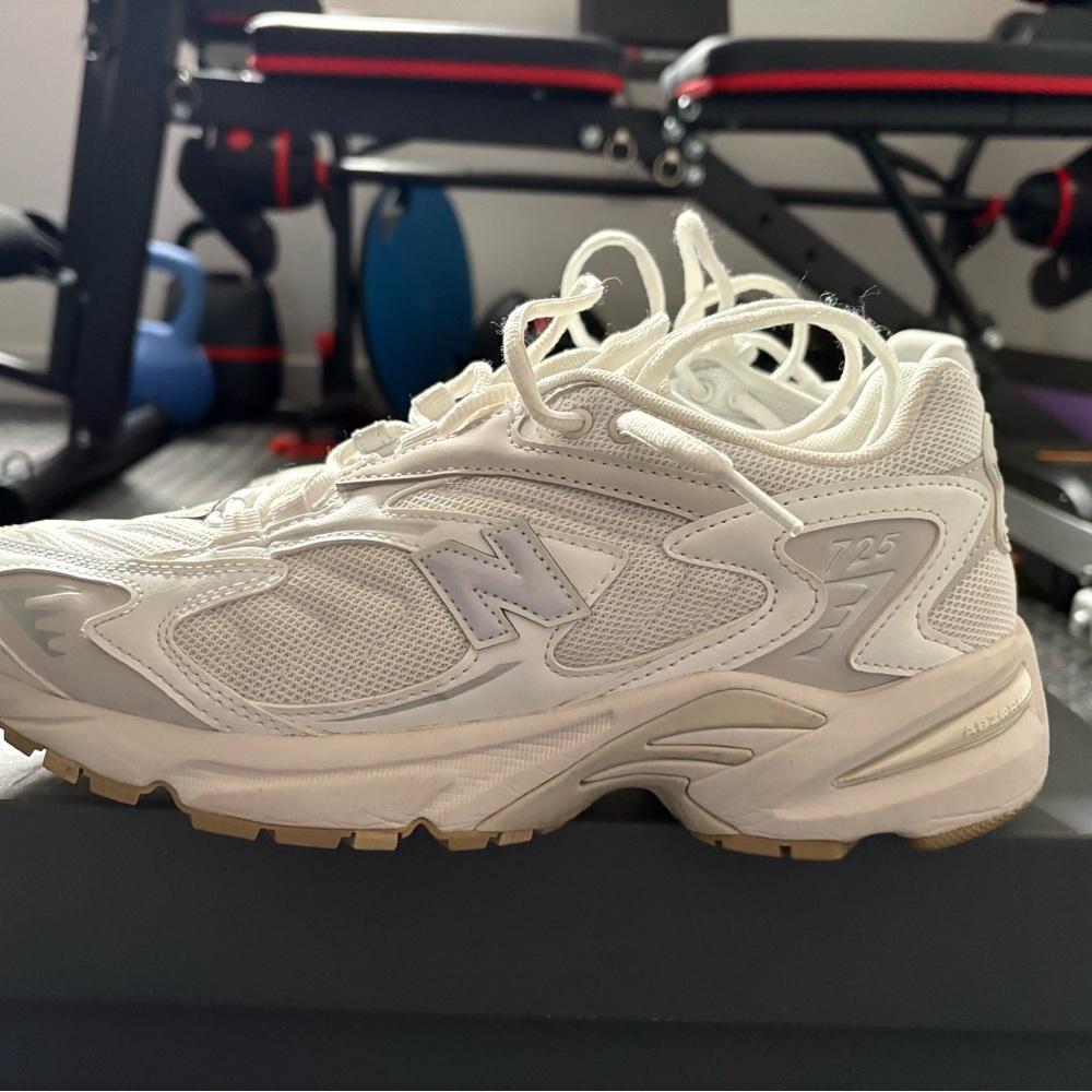 New Balance 725 Athletic Sneakers